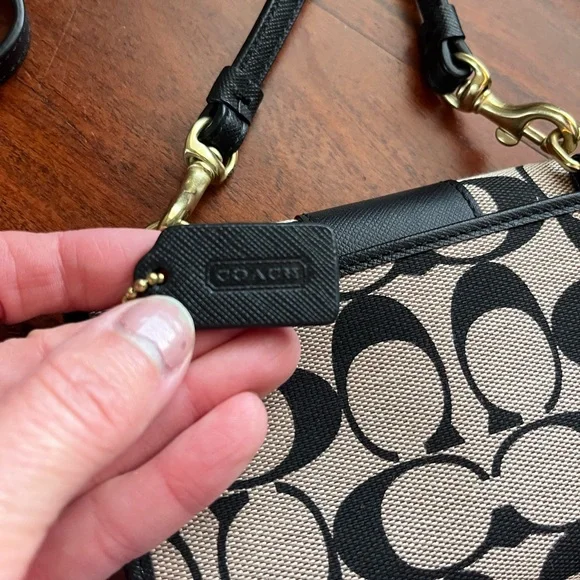 Authentic Coach Legacy Signature C’s Trifold Wallet Crossbody Brass Hardware - Picture 3 of 8